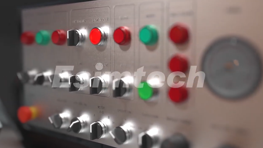 Well control simulation training system showing real time pressure and drilling operation scenarios